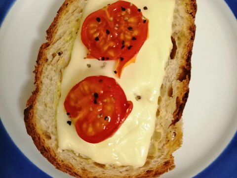 チーズとプチトマトのマヨトースト